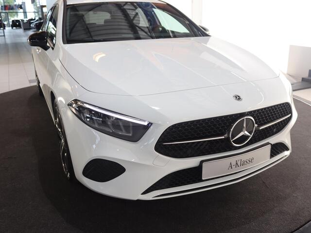 Mercedes-Benz A-KLASSE 180 Star Edition Luxury Line | Trekhaak | Dodehoekassistent | 18" lichtmetalen velgen