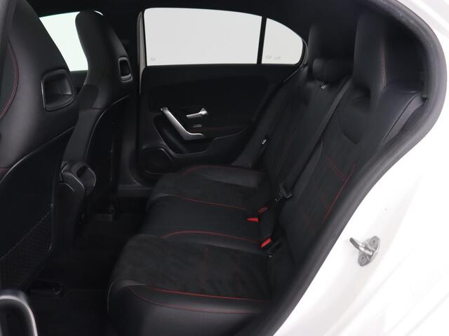 Mercedes-Benz A-KLASSE 180 AMG | Panoramadak | Stoelverwarming | Carplay | Sfeerverlichting | Leder/Alcantara | Navigatie | Park Assist | Full LED | Widescreen | Climate control | Cruise control