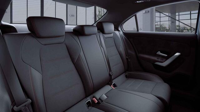 Mercedes-Benz A-KLASSE 180 Business Solution AMG | Panoramadak | Achteruitrijcamera | Apple Carplay | Stoelverwarming | Getint glas |