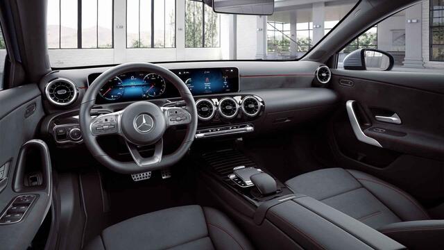 Mercedes-Benz A-KLASSE 180 Business Solution AMG | Panoramadak | Achteruitrijcamera | Apple Carplay | Stoelverwarming | Getint glas |