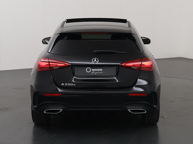 Mercedes-Benz A-KLASSE 250e Business Solution AMG | Panoramaschuifdak | Stoelverwarming | Achteruitrijcamera | MULTIBEAM LED | Night Pakket |
