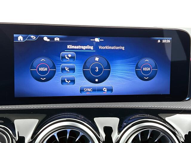 Mercedes-Benz A-KLASSE 250 e Business Solution AMG | Panoramaschuifdak | Stoelverwarming | Multibeam LED | Smartphone integratie | Sfeerverlichting 64 kleuren | Extra USB-poorten |