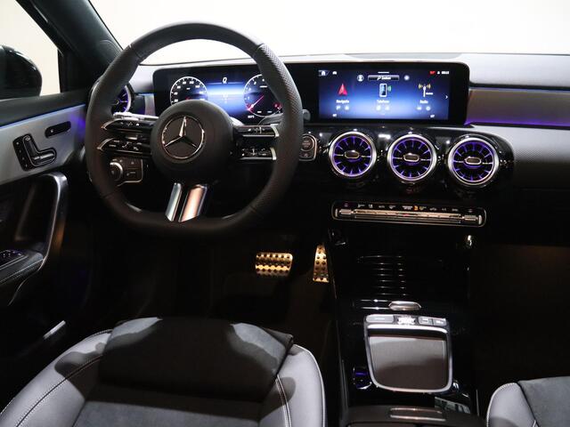 Mercedes-Benz A-KLASSE 180 Business Solution AMG | AMG Line Plus | Nightpakket | Panoramaschuifdak | Head-up display | Stoelverwarming voor| 360° camera | Dodehoekassistent |