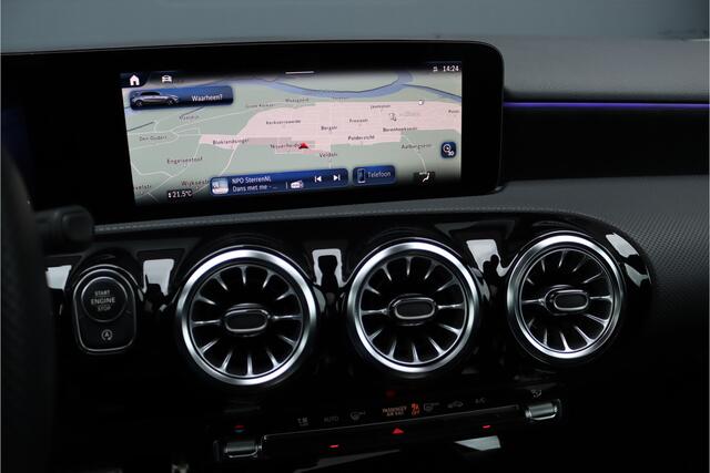 Mercedes-Benz A-KLASSE 180 AMG Line Aut7 | Facelift | Panoramadak | Verwarmd Stuurwiel | Trekhaak | Camera | Keyless Go | Widescreen | Sfeerverlichting | Stoelverwarming | High Perf. LED |