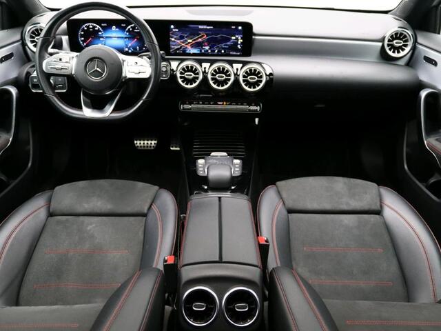 Mercedes-Benz A-KLASSE 180 Business Solution AMG AMG Line | Night Pakket | Panorama Schuif-Kanteldak | Sfeerverlichting. | Ledkoplampen. Inclusief 24 maanden MB Certified garantie voor Europa.