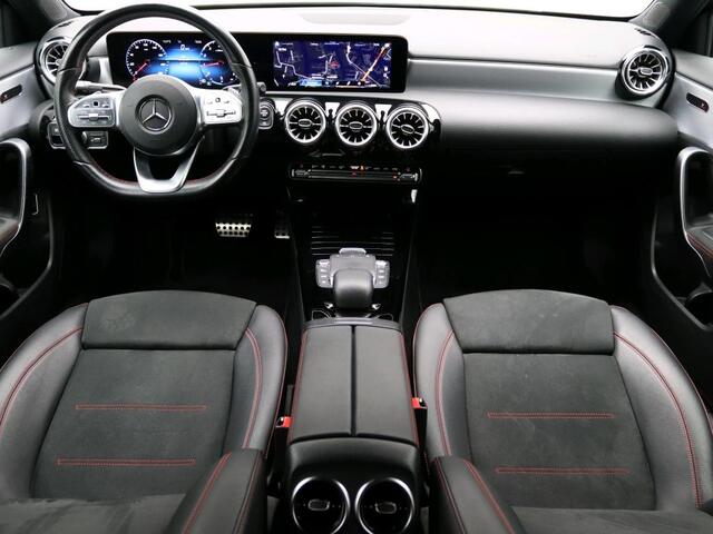 Mercedes-Benz A-KLASSE 200 Business Solution AMG AMG Line | Night Pakket | Stoelverwarming | Sfeerverlichting. | MultiBeam Ledkoplampen. Inclusief 24 maanden MB Certified garantie voor Europa.