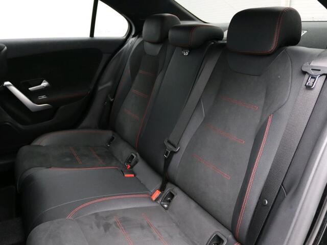 Mercedes-Benz A-KLASSE 200 Business Solution AMG AMG Line | Night Pakket | Stoelverwarming | Sfeerverlichting. | MultiBeam Ledkoplampen. Inclusief 24 maanden MB Certified garantie voor Europa.