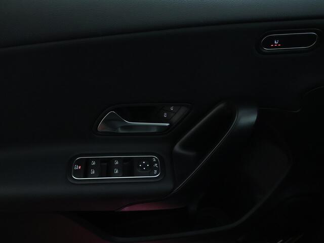 Mercedes-Benz A-KLASSE 200 Business Solution | Panoramadak | Stoelverwarming | LED | Car Play | Parkeerpakket met Camera | Inclusief 24 maanden Mercedes-Benz Certified garantie voor Europa.