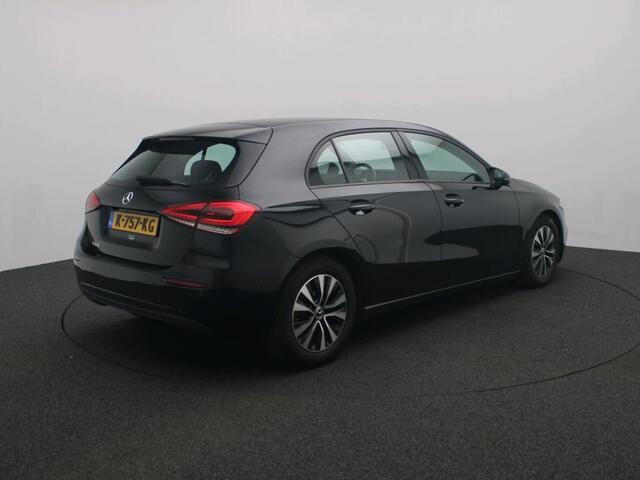 Mercedes-Benz A-KLASSE 160 Business Solution Ledkoplampen | Achteruitrijcamera | Stoelverwarming voor | Spiegelpakket | Navigatie. Inclusief 24 maanden Mercedes-Benz Certified garantie voor Europa.