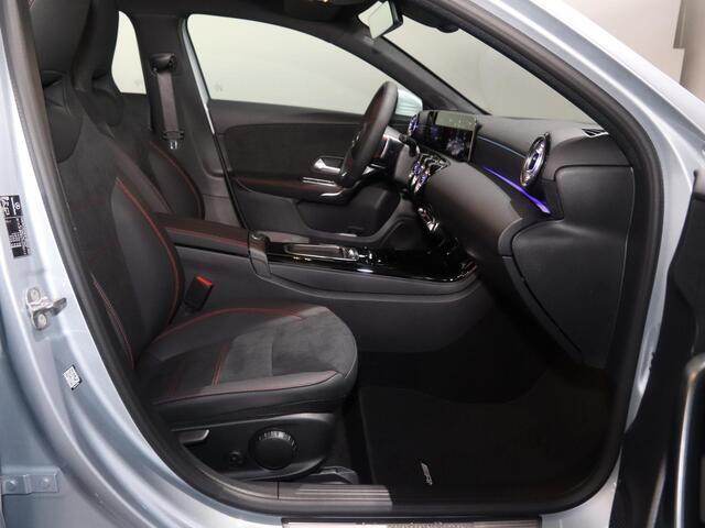 Mercedes-Benz A-KLASSE 180 Business Solution AMG | Panoramaschuifdak | Achteruitrijcamera | Nightpakket | MULTIBEAM LED | Stoelverwarming |