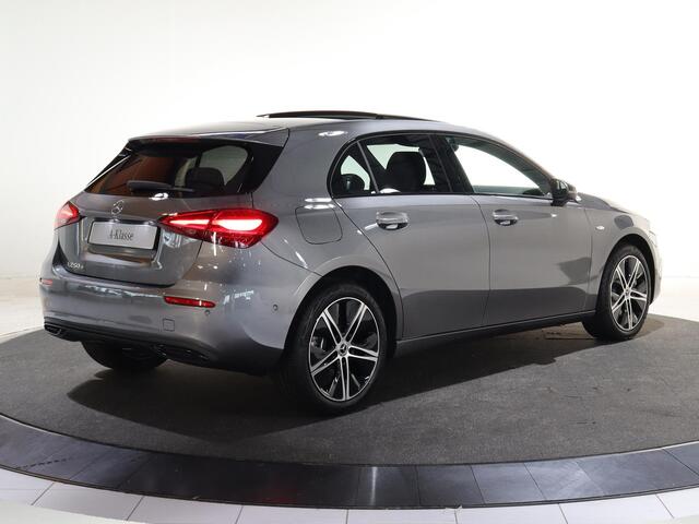 Mercedes-Benz A-KLASSE 250e Business Solution Luxury | Panoramaschuifdak | Advanced sound | Nightpakket | Dodehoekassistent | Achteruitrijcamera |