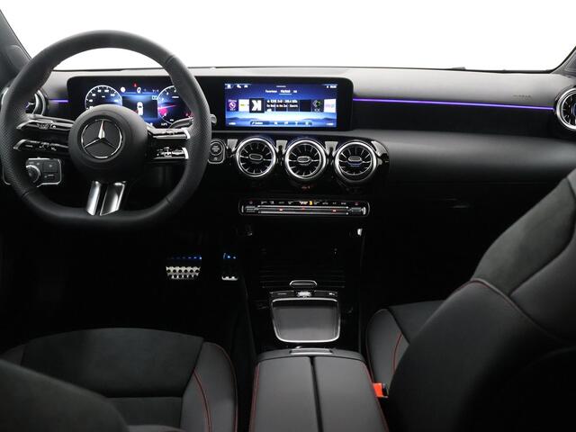 Mercedes-Benz A-KLASSE 180 Business Solution AMG | Panoramaschuifdak | Premium Plus pakket | Stoelverwarming | Achteruitrijcamera | MULTIBEAM LED |