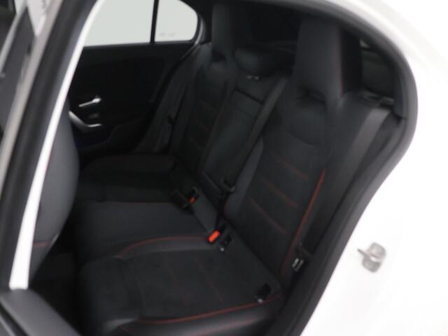 Mercedes-Benz A-KLASSE 180 Business Solution AMG | Panoramaschuifdak | Premium Plus pakket | Stoelverwarming | Achteruitrijcamera | MULTIBEAM LED |