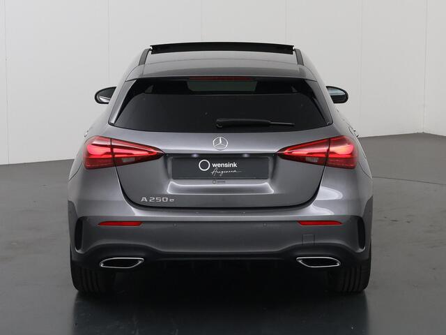 Mercedes-Benz A-KLASSE 250e Business Solution AMG | Panoramaschuifdak | Stoelverwarming | Achteruitrijcamera | MULTIBEAM LED | Nightpakket |