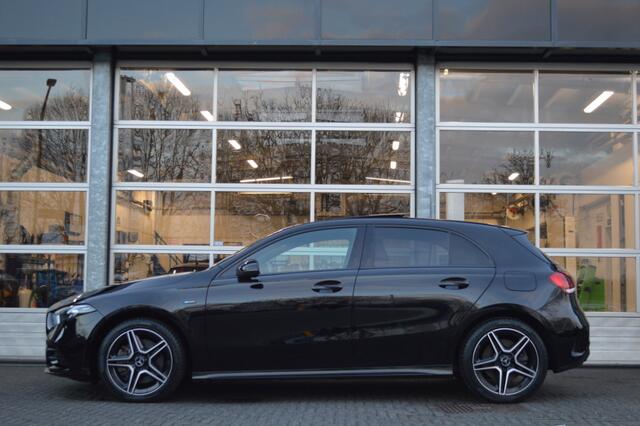 Mercedes-Benz A-KLASSE 250 e AMG Led Panorama Widescreen Sfeer Camera Night Augmented Pdc