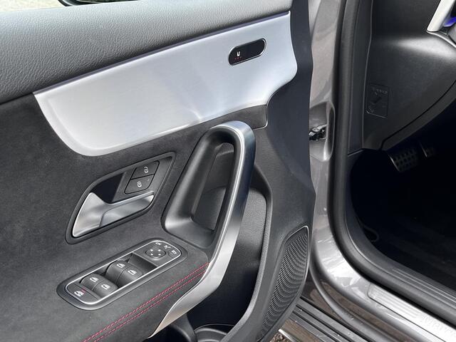 Mercedes-Benz A-KLASSE 180 Star Edition AMG | Night Pakket | Dodehoekassistent | Sierdelen Aluminium | Sfeerverlichting | Stoelverwarming | Parkeersensoren | Achteruitrijcamera | Elektrisch Inklapbare Buitenspiegels