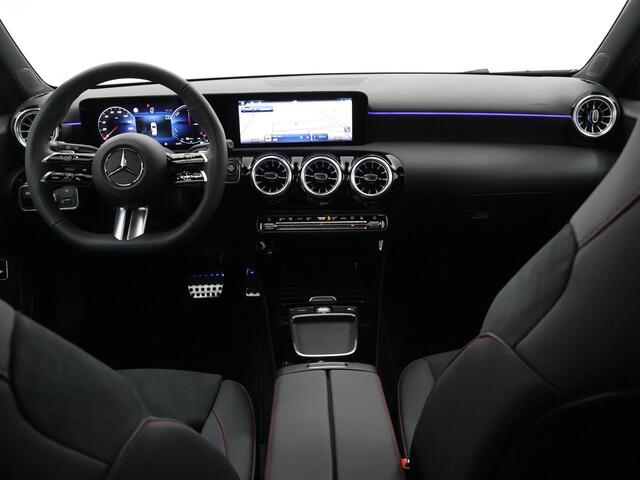 Mercedes-Benz A-KLASSE 250e Business Solution AMG | Panoramaschuifdak | Stoelverwarming | Achteruitrijcamera | MULTIBEAM LED |