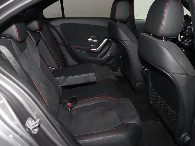 Mercedes-Benz A-KLASSE 180 Star Edition AMG Line | Night | Achteruitrijcamera | Dodehoekassistent |