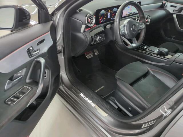 Mercedes-Benz A-KLASSE 180 Business Solution AMG | Panoramadak | Memory Seats | Ambiance Verlichting | Stoelverwarming | Camera | Navigatie | Apple Carplay | Keyless | Dodehoekdetectie | Cruise Control | DAB |