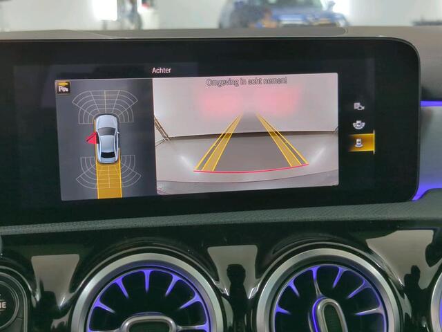 Mercedes-Benz A-KLASSE 180 Business Solution AMG | Panoramadak | Memory Seats | Ambiance Verlichting | Stoelverwarming | Camera | Navigatie | Apple Carplay | Keyless | Dodehoekdetectie | Cruise Control | DAB |