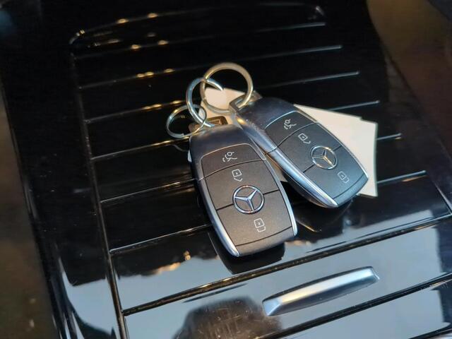 Mercedes-Benz A-KLASSE 180 Business Solution AMG | Panoramadak | Memory Seats | Ambiance Verlichting | Stoelverwarming | Camera | Navigatie | Apple Carplay | Keyless | Dodehoekdetectie | Cruise Control | DAB |