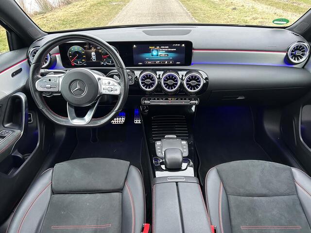 Mercedes-Benz A-KLASSE 180 Business Solution AMG Pano / Sfeerverlichting / Camera