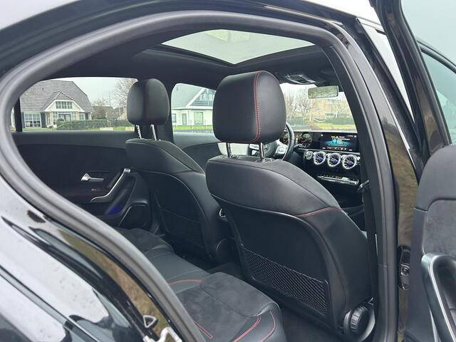 Mercedes-Benz A-KLASSE 180 Business Solution AMG Pano / Sfeerverlichting / Camera
