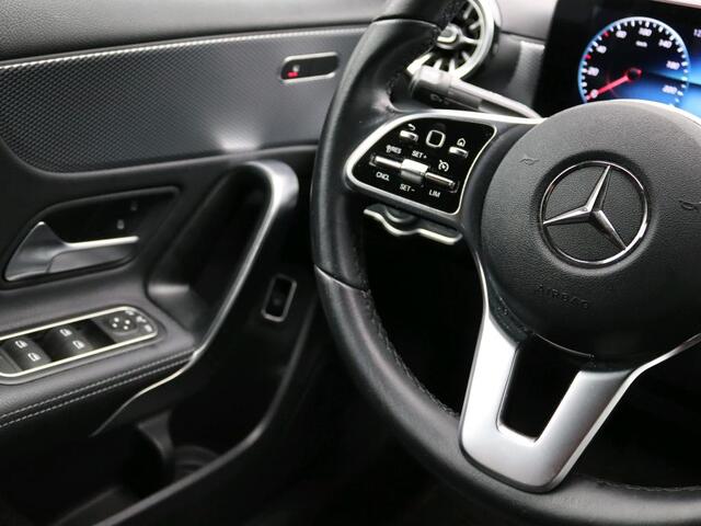 Mercedes-Benz A-KLASSE 180 Business Solution Achteruitrijcamera | Ledkoplampen | Stoelverwarming | Spiegelpakket | Sfeerverlichting. Inclusief 24 maanden Mercedes-Benz Certified garantie voor Europa.