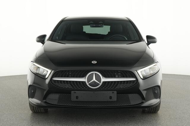 Mercedes-Benz A-KLASSE 250 e Plug-In Hybride Ledkoplampen | Parkeerpakket met achteruitrijcamera | Stoelverwarming | Spiegel Pakket. Inclusief 24 maanden MB Certified garantie voor Europa.