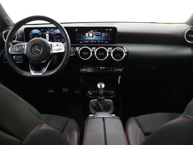 Mercedes-Benz A-KLASSE 180 Business Solution AMG Night Upgrade | Widescreen | Night | Sfeerverlichting | Stoelverwarming |