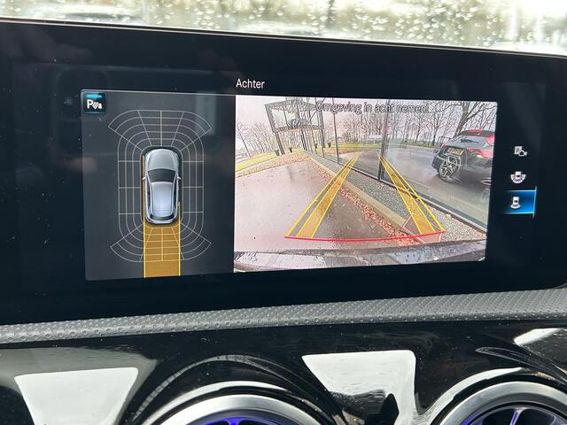 Mercedes-Benz A-KLASSE 250e AMG // Panorama dak // Sfeerverlichting // Memory // MultiBeam LED // Advanced Audio // Keyless // 18" AMG Velgen // Widescreen