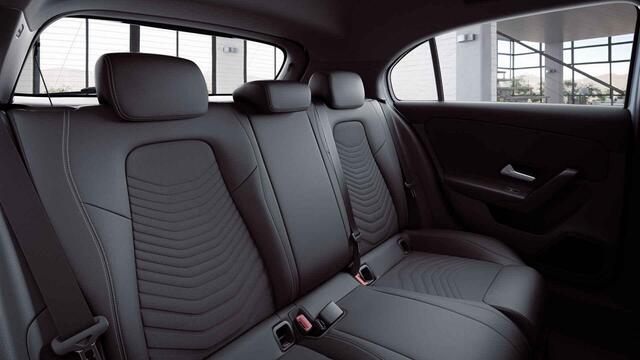 Mercedes-Benz A-KLASSE 180 Business Solution | Trekhaak | Stoelverwarming | Widescreen | Achteruitrijcamera |