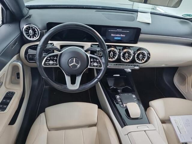 Mercedes-Benz A-KLASSE 180d Business Sol. Luxury Line | Navi | Camera | Sfeer Verlichting