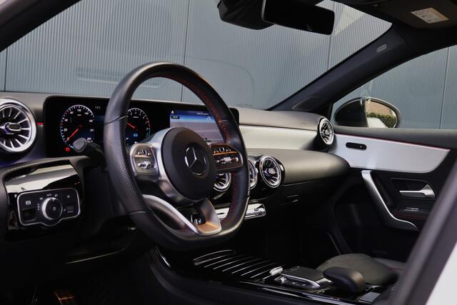 Mercedes-Benz A-KLASSE 250 e Business Solution AMG Line Automaat | Widescreen | Sfeerverlichting | Camera | 18 Inch | Night pakket