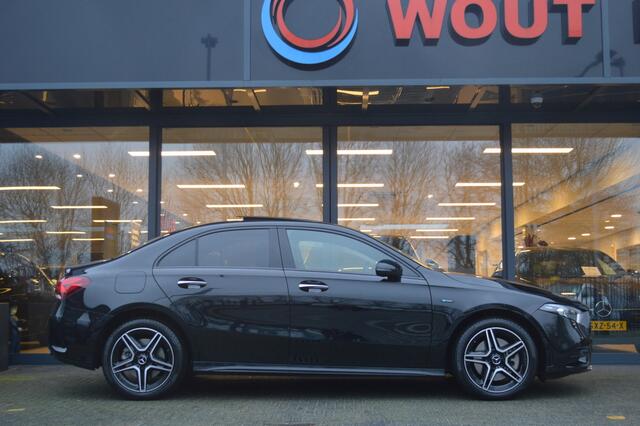Mercedes-Benz A-KLASSE 250 e AMG Led Panorama Distronic Keyless Camera Night Augmented Pdc