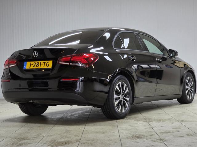 Mercedes-Benz A-KLASSE 180 Business Solution/ LED Koplampen/ Wide-Screen/ Stoelverw./ Camera/ Zwarte-Hemel/ 16'' LMV/ Keyless-GO/ DAB+/ Navi/ Clima/ Cruise/ Bluetooth/ PDC V+A/ Extra getint glas.