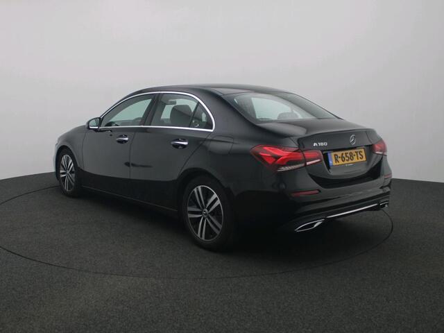 Mercedes-Benz A-KLASSE 180 Premium Plus Ledkoplampen | Apple CarPlay | Achteruitrijcamera | Spiegelpakket | Keyless-Go | Sfeerverlichting. Inclusief 24 maanden Mercedes-Benz Certified garantie voor Europa.