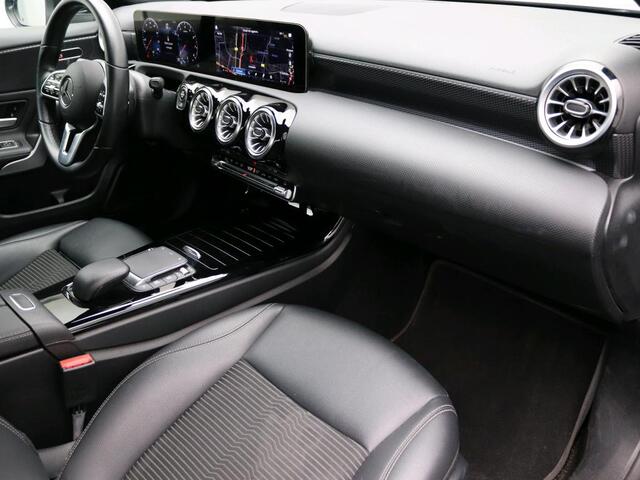 Mercedes-Benz A-KLASSE 180 Premium Plus Ledkoplampen | Apple CarPlay | Achteruitrijcamera | Spiegelpakket | Keyless-Go | Sfeerverlichting. Inclusief 24 maanden Mercedes-Benz Certified garantie voor Europa.