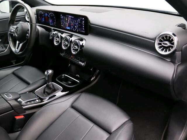 Mercedes-Benz A-KLASSE 160 Business Solution Luxury Ledkoplampeb | MBUX augmented reality voor navigatie | Sfeerverlichting | Stoelverwarming voor | Achteruitrijcamera. Inclusief 24 maanden Mercedes-Benz Certified garantie voor Europa.