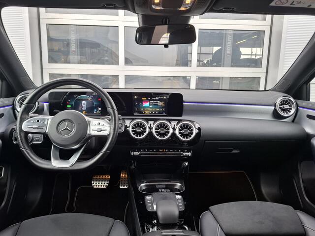 Mercedes-Benz A-KLASSE 250 e Business Solution AMG Limited | Navigatie/Android/Apple Carplay | LM Velgen 17" | Voorstoelen Verwarmd | Cruise Control | Airco | AMG-Styling |