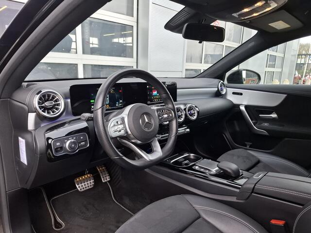 Mercedes-Benz A-KLASSE 250 e Business Solution AMG Limited | Navigatie/Android/Apple Carplay | LM Velgen 17" | Voorstoelen Verwarmd | Cruise Control | Airco | AMG-Styling |