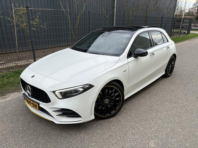 Mercedes-Benz A-KLASSE 250 Premium Plus / AUTOMAAT / PANORAMADAK / AMG PAKKET / EDITION 1 / 155dkm!