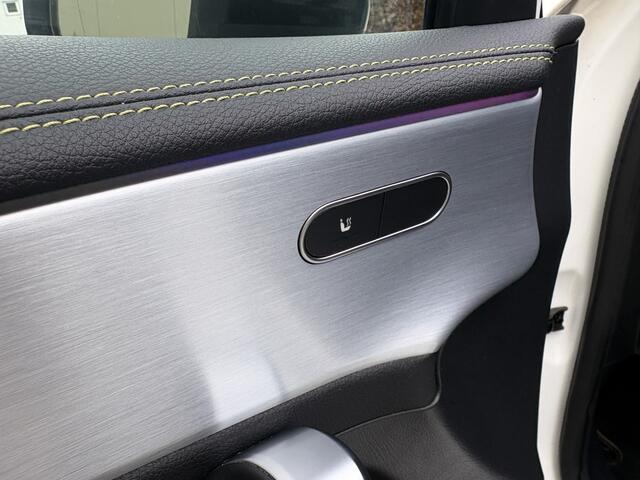 Mercedes-Benz A-KLASSE 250 Premium Plus / AUTOMAAT / PANORAMADAK / AMG PAKKET / EDITION 1 / 155dkm!