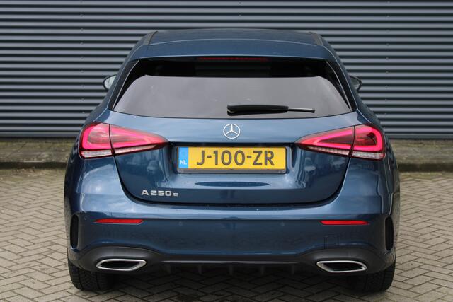 Mercedes-Benz A-KLASSE 250 e AMG Limited Panoramdak Sfeerverlichting Leer/Alcantara