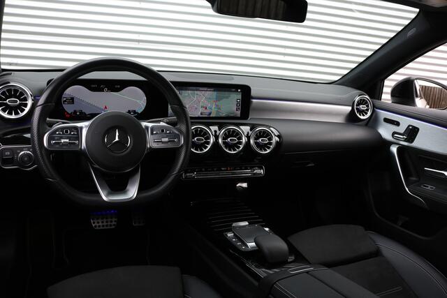 Mercedes-Benz A-KLASSE 250 e AMG Pakket AMG NightPakket (50.526Km! Pano Sportleder/Memory Widescreen Carplay Distronic 360Camera M-Bux Multibeam 19InchAMG PrivacyGlass)