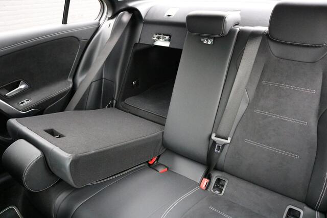 Mercedes-Benz A-KLASSE 250 e AMG Pakket AMG NightPakket (50.526Km! Pano Sportleder/Memory Widescreen Carplay Distronic 360Camera M-Bux Multibeam 19InchAMG PrivacyGlass)