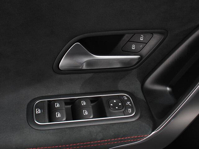 Mercedes-Benz A-KLASSE 200 Automaat AMG Line | Navigatie | Climate control | Camera | Parkeer sensoren | Half Lederen Bekleding | Led | Cruise Control adaptive | LM Velgen | Dab | Led