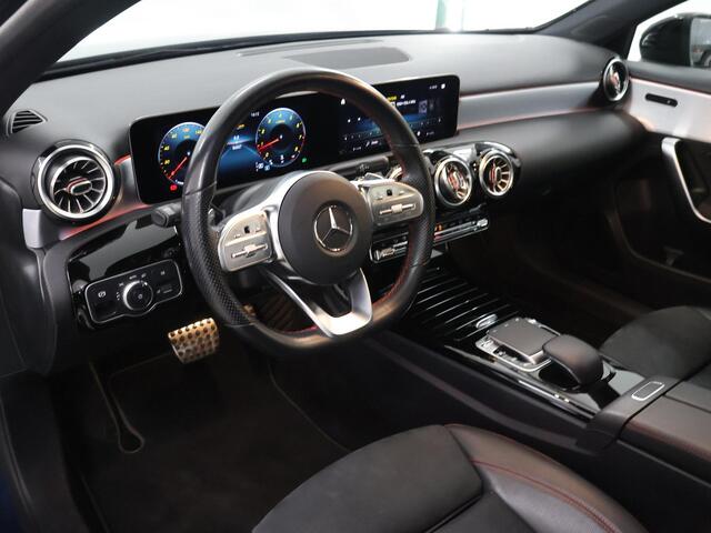 Mercedes-Benz A-KLASSE 220 Launch Edition Premium | AMG | Night | Panoramadak | Trekhaak | Sfeerverlichting | Widescreen | Multispaaks wielen