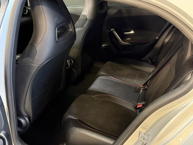 Mercedes-Benz A-KLASSE 180 Business Solution AMG Night Upgrade | Panoramadak | Stoelverwarming