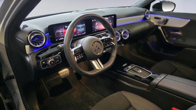 Mercedes-Benz A-KLASSE 200 AMG Line | Pano | Memory Seats | 360 Camera